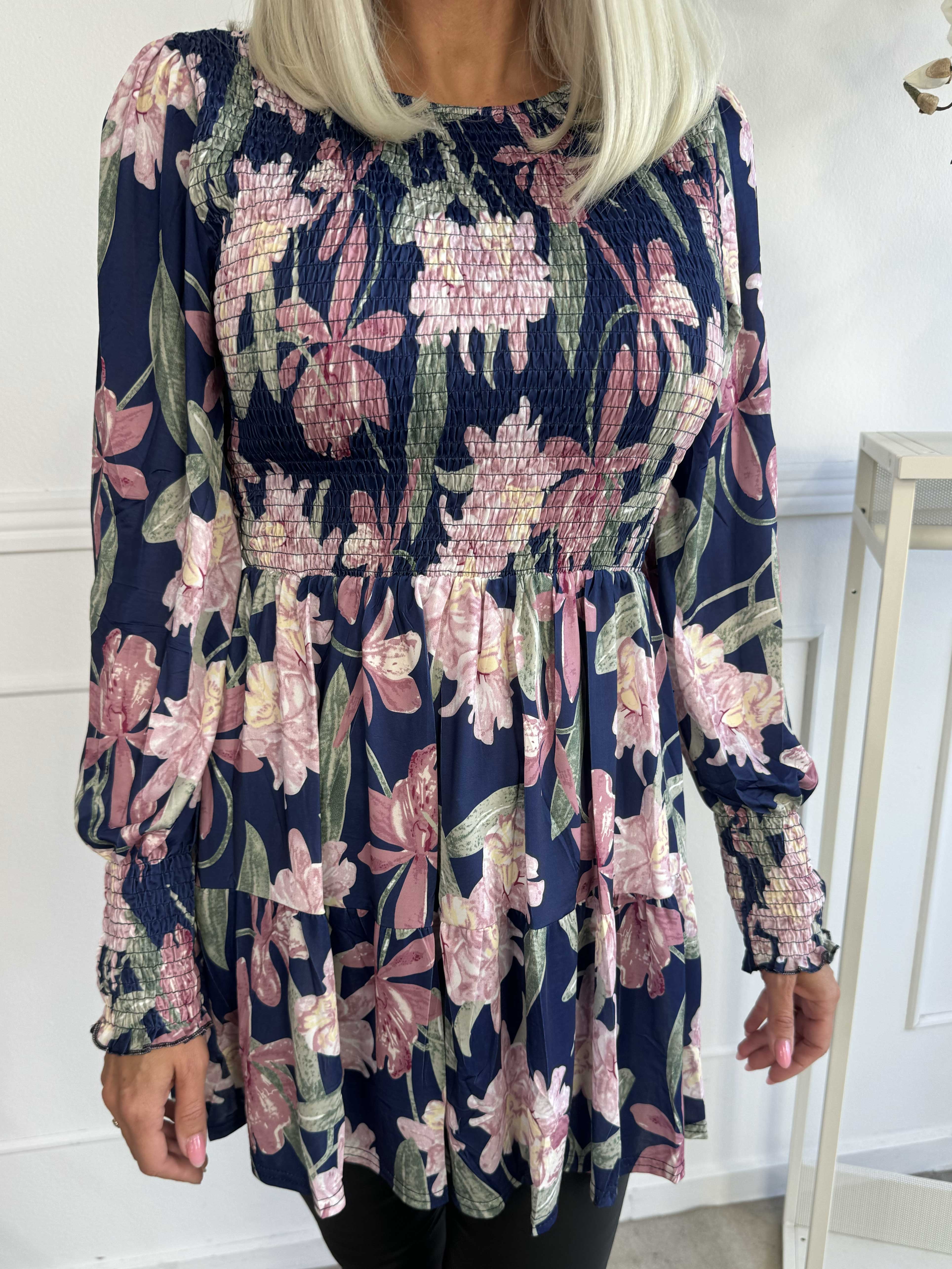 Kelly Flower Shirt - Elastisk blus med smock över bröstet